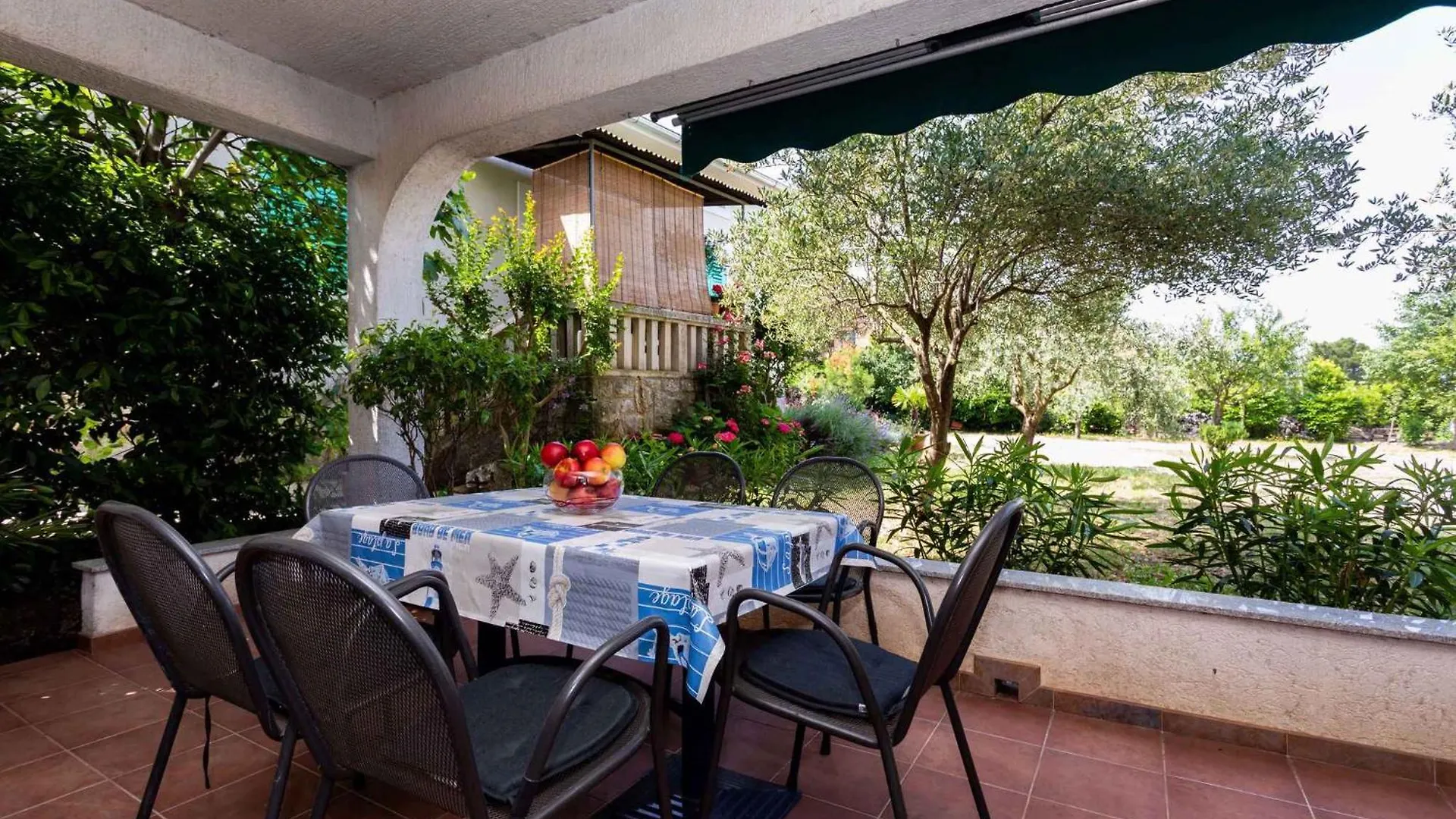 Two-Bedroom Apartment Malinska Near Sea
