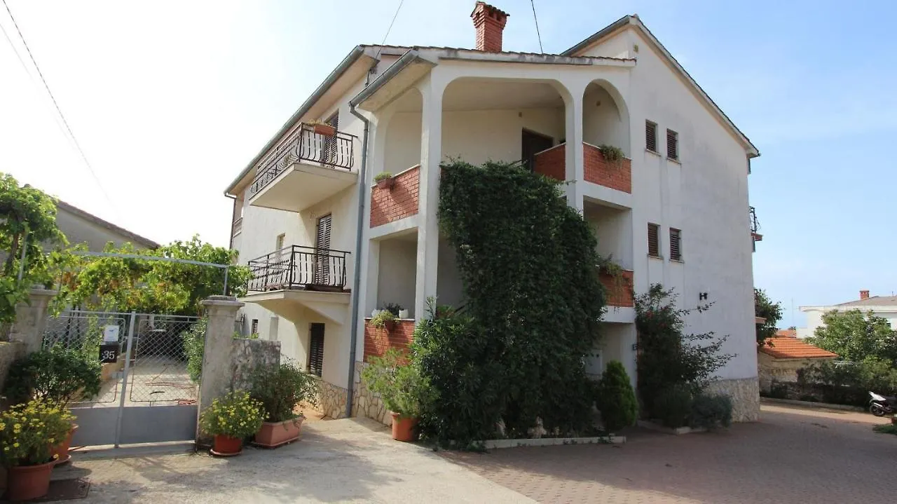 Two-Bedroom Apartment Malinska Near Sea