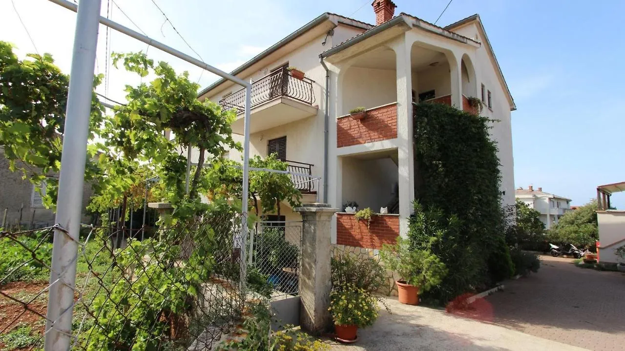 Two-Bedroom Apartment Malinska Near Sea