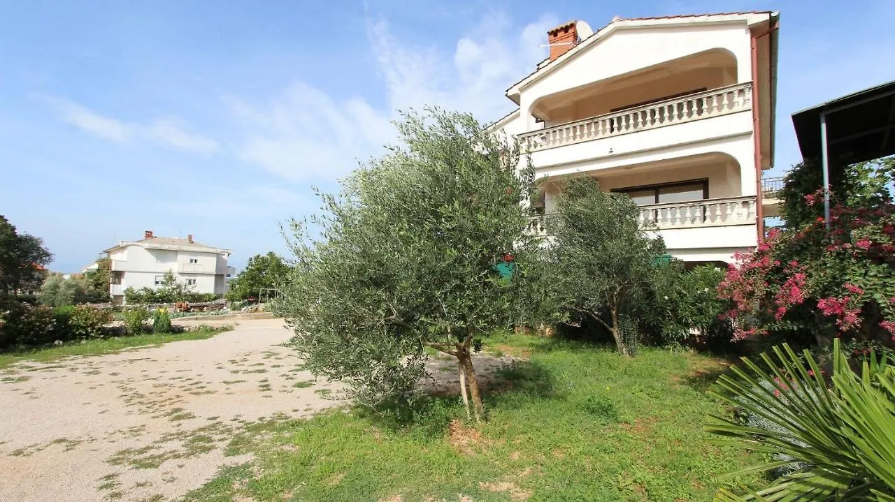Two-Bedroom Apartment Malinska Near Sea
